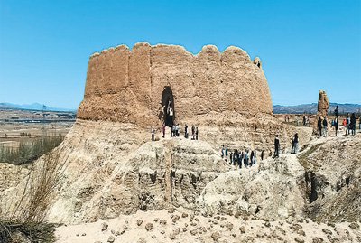 遊客參觀明代軍事要塞——蔚縣西大神堡遺蹟。本報記者 尹婕攝