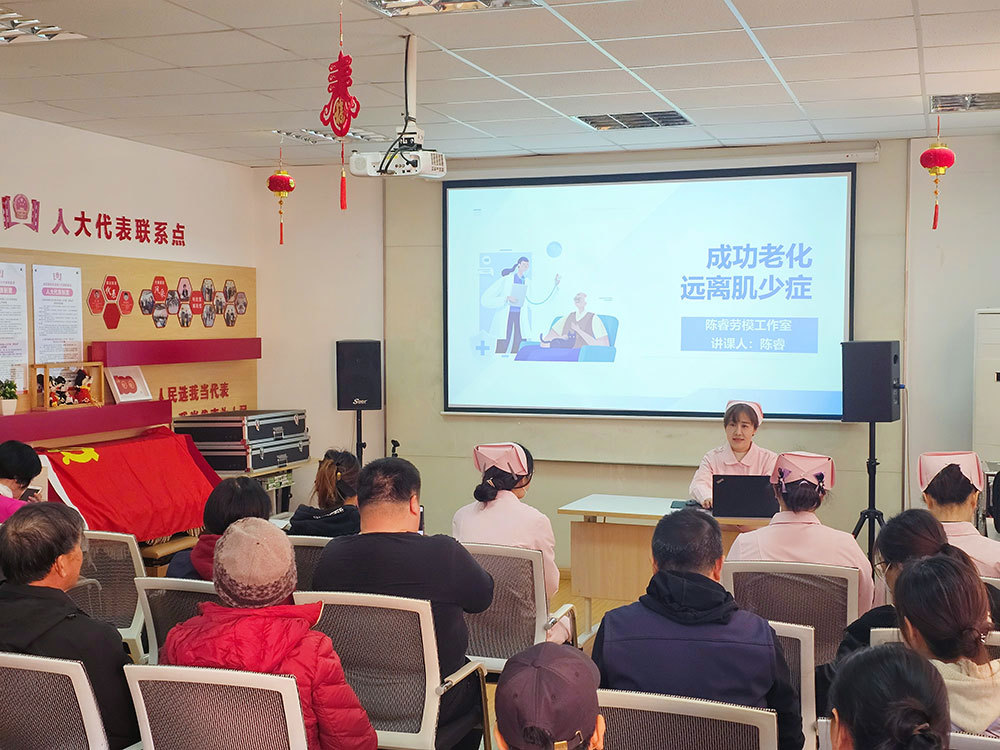 陳睿對居民進行健康講座 受訪者供圖