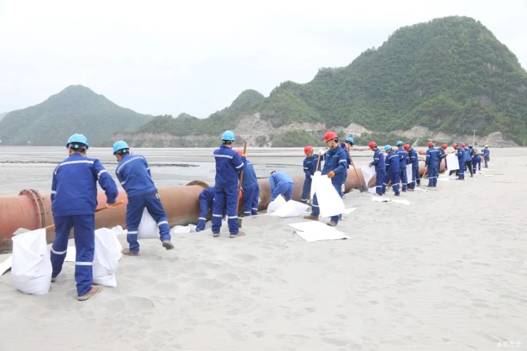 △在主坝拉沟区域堆垒沙袋