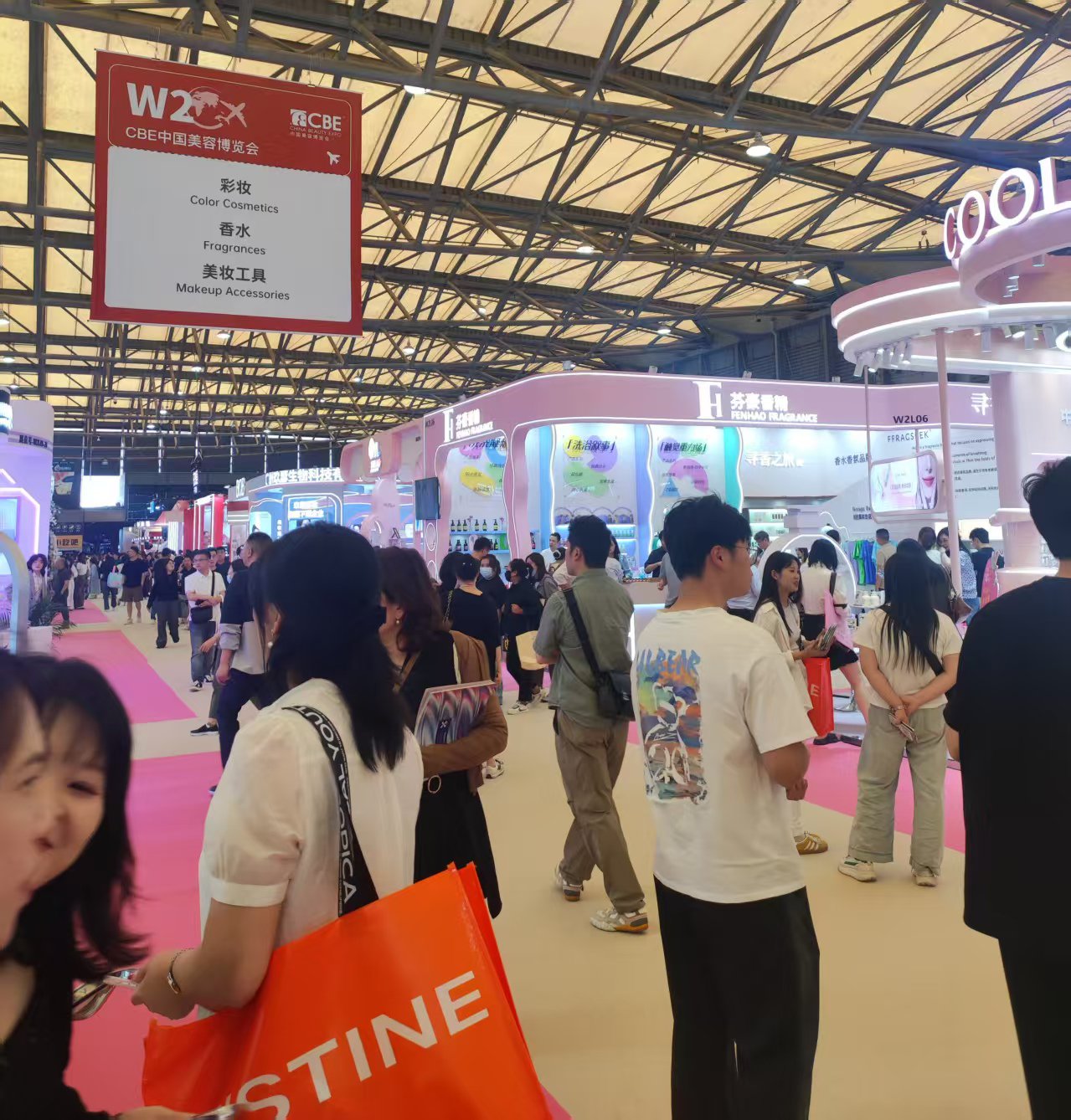 2025中国美容博览会现场人潮涌动，财联社记者拍摄