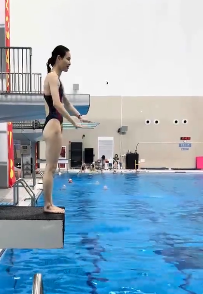 跳水皇后吴敏霞给女儿做示范，退役后罕见穿上泳衣
