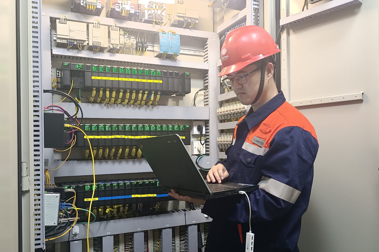 图为技术员正在S8电气室进行系统检测
