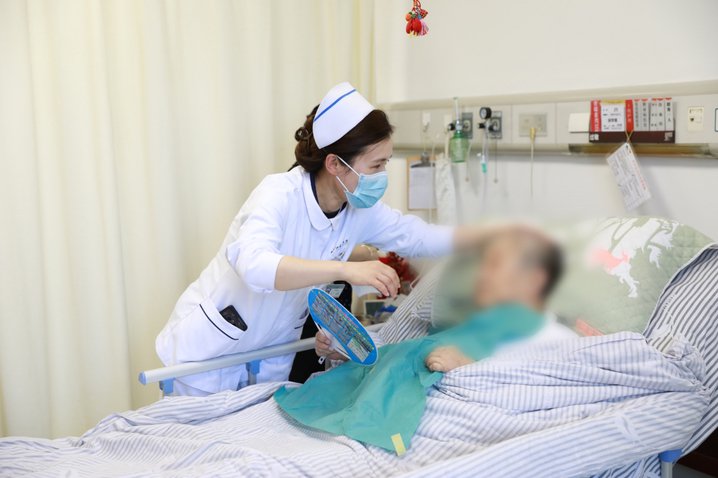 戴卉照護病人