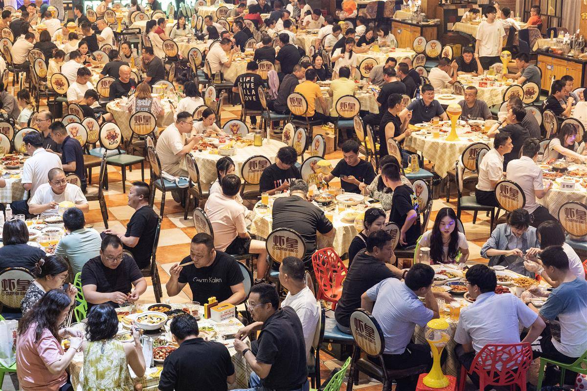 來自全國各地的食客在潛江生態龍蝦城品嚐小龍蝦。 (湖北日報全媒記者 任勇 攝)