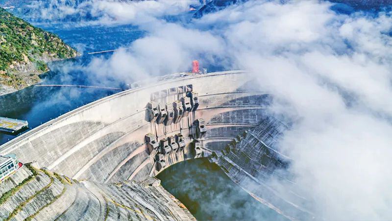 图为世界首座300米级双曲拱坝水电站华能澜沧江小湾水电站。中国华能供图 龚忠政/摄
