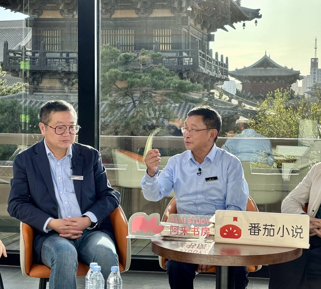 阿來(右)與劉慈欣(左)在山西大同對談(張傑拍攝)