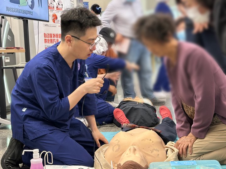佘子軒在義診活動中科普心肺復甦