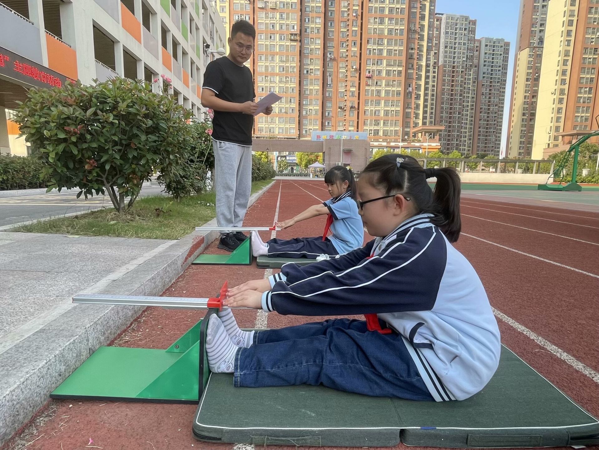 学生正在进行体育测试