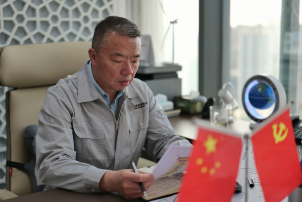 图为李峰在规划交通运输路线