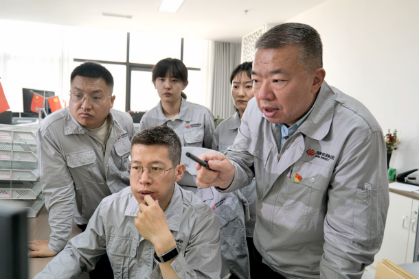 图为李峰与团队成员对招标文件进行内审