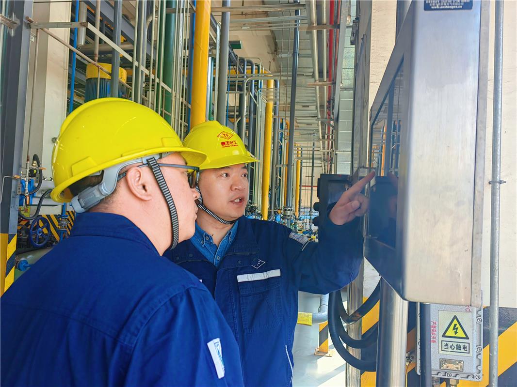 褚建華在公司環保車間攻關廢水循環利用問題。(資料圖)