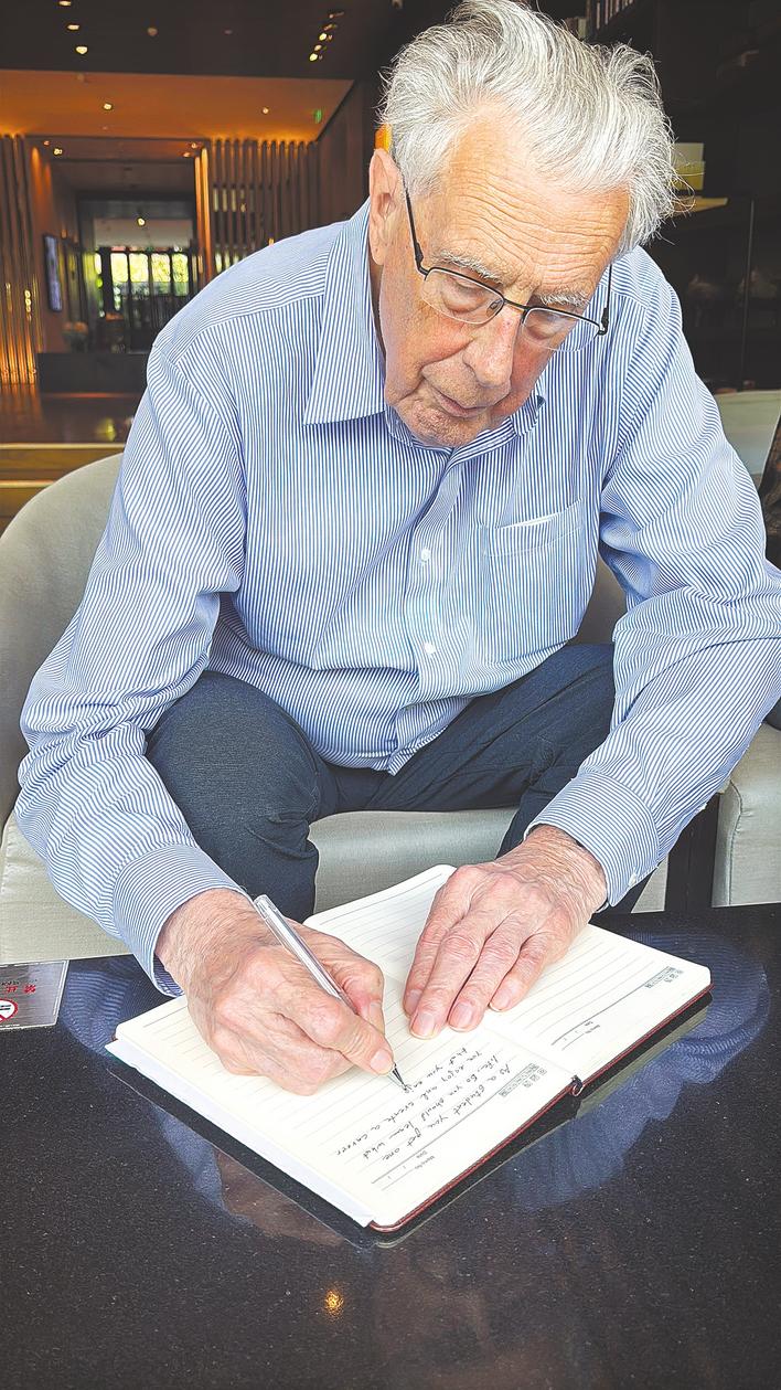 約翰·霍普克羅夫特給中國學子寫寄語。（湖北日報全媒記者 王理略 攝）