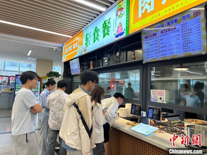 5月13日,學生在天津大學學四食堂選購輕食餐。中新社記者 王君妍 攝