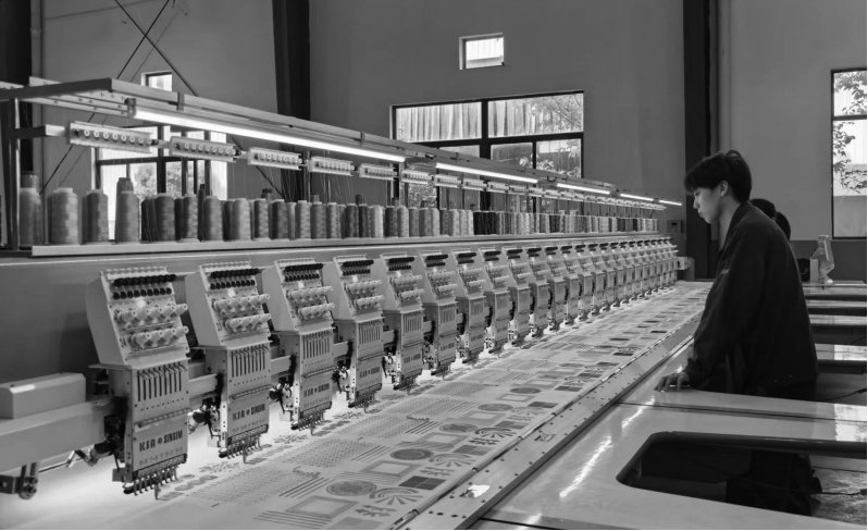 　　图为信胜科技员工在调试刺绣机。