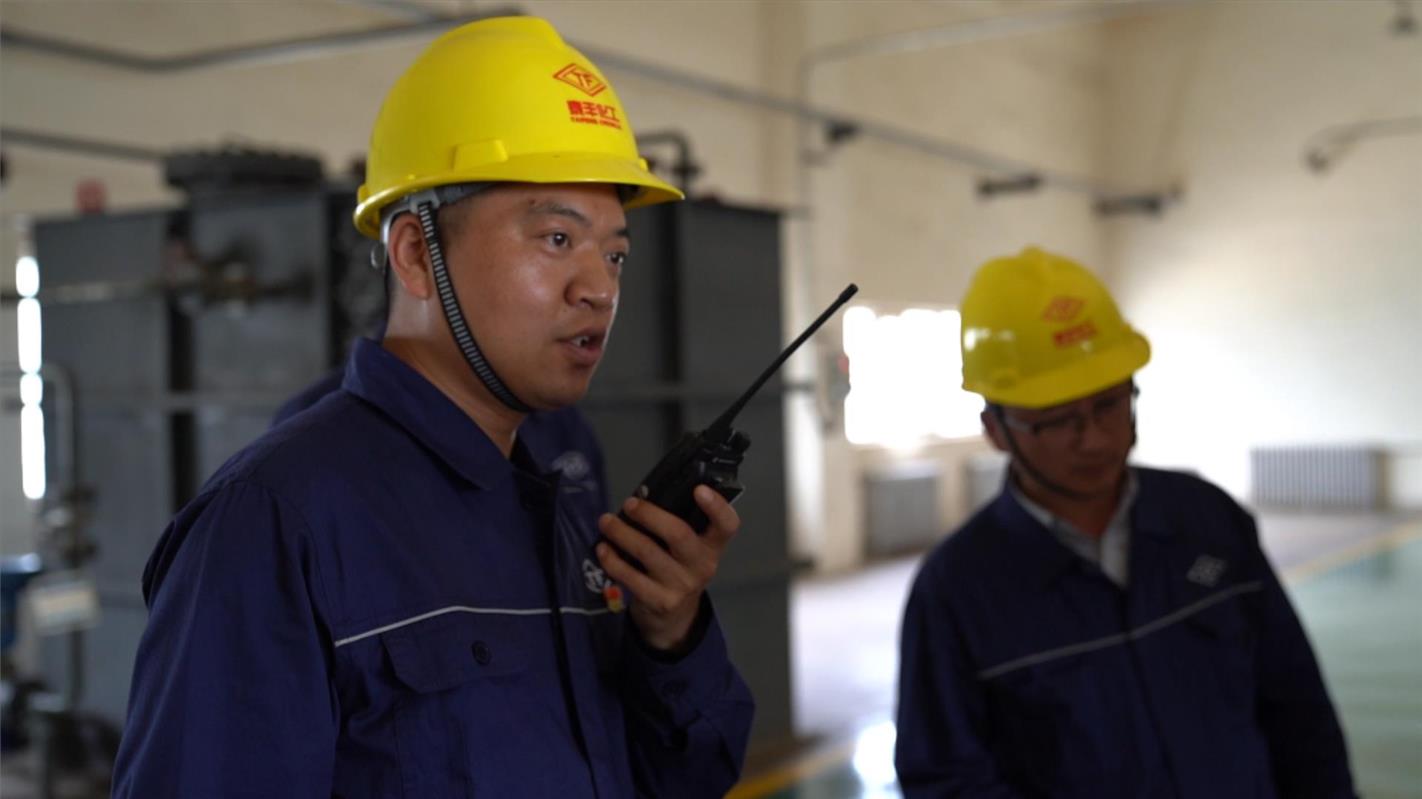 褚建華在中央控制室與團隊成員研究分析運行數據。(資料圖)
