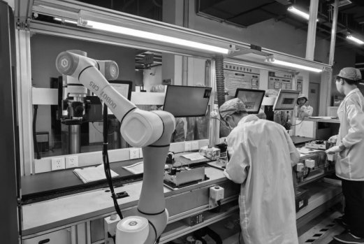 　　图为大豪科技数字车间，员工在机械臂的协助下完成电控电脑板生产。