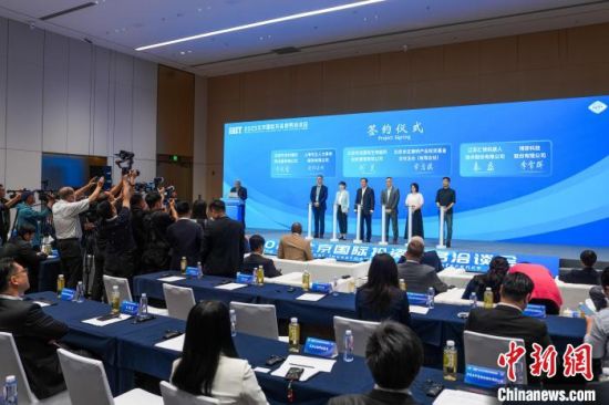 2025北京国际投资贸易洽谈会在国家会议中心二期与北京科博会同期举办。图为签约仪式。记者 张祥毅 摄