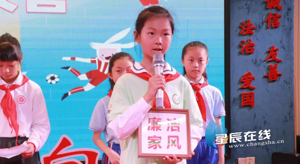 (砂子塘啟新小學的孩子們分享自己製作的「廉潔家風」竹編作品。圖片來源:砂子塘啟新小學)