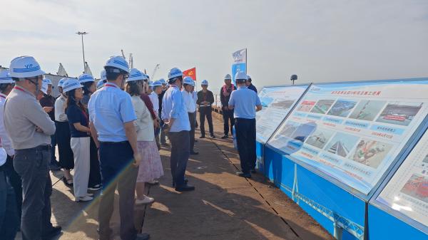 市政协委员在通苏嘉甬铁路（宁波段）海上南航道桥建设现场视察。徐丽敏 摄