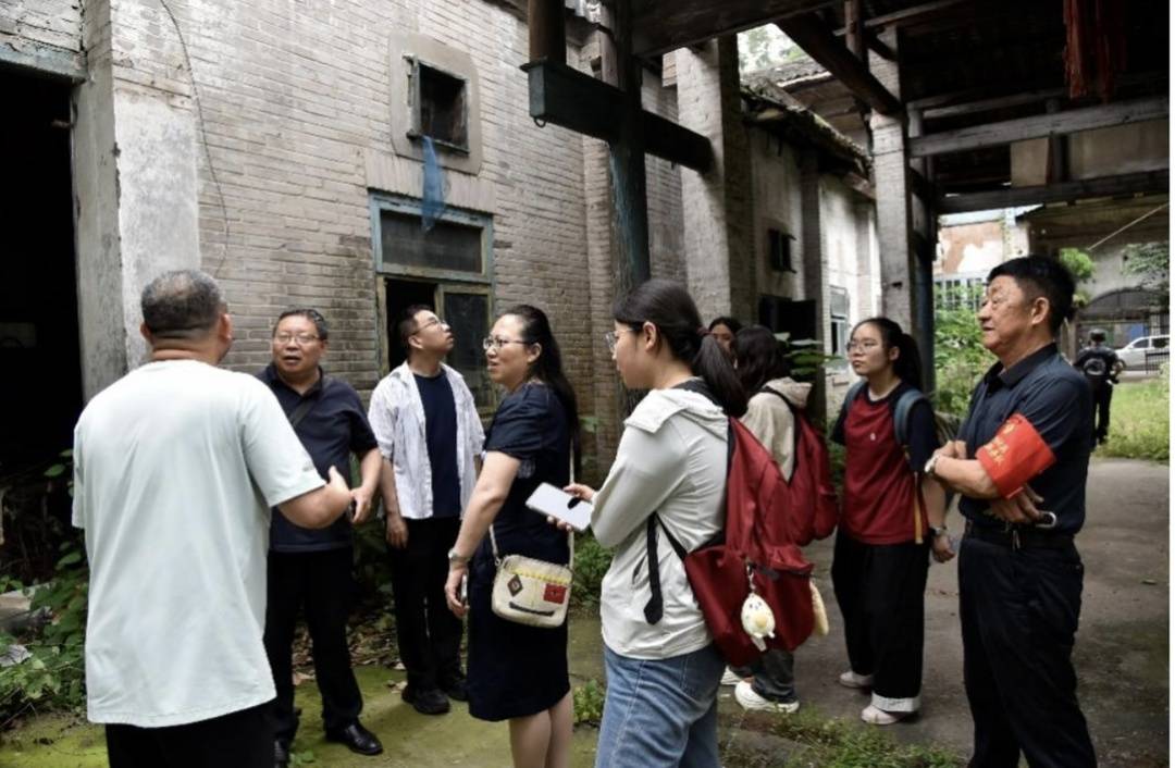考察團隊在「一航司」舊址