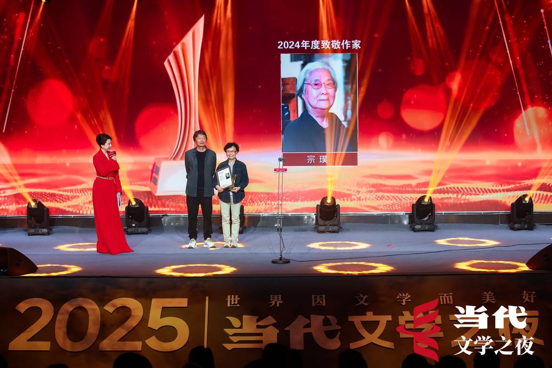 編輯(右)代宗璞領獎