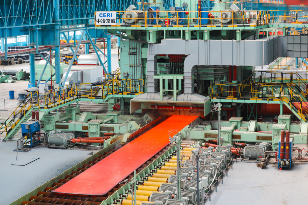 图为柳钢集团广西钢铁3800mm宽厚板生产线。（刘石盛 摄）