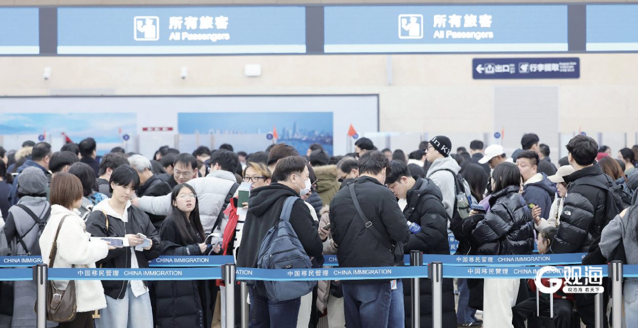 青岛胶东国际机场入境旅检现场人头攒动。
