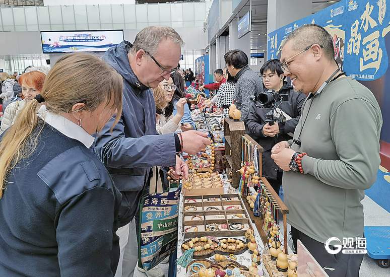 外籍旅客在青岛感受非遗文化魅力。王雷 摄