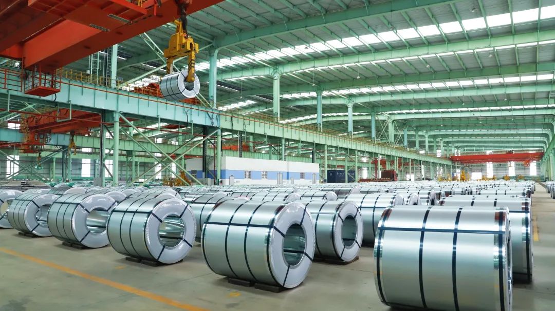 图为柳钢冷轧镀锌产品正在吊运。（李德毅 摄）