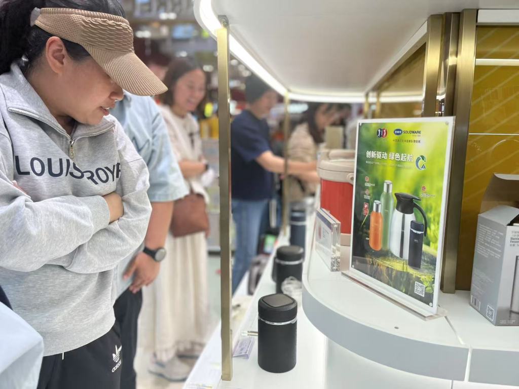 5月11日,第一食品南京東路店,消費者正在選購思樂得產品。本文圖均為 澎湃新聞記者 鄒娟 攝