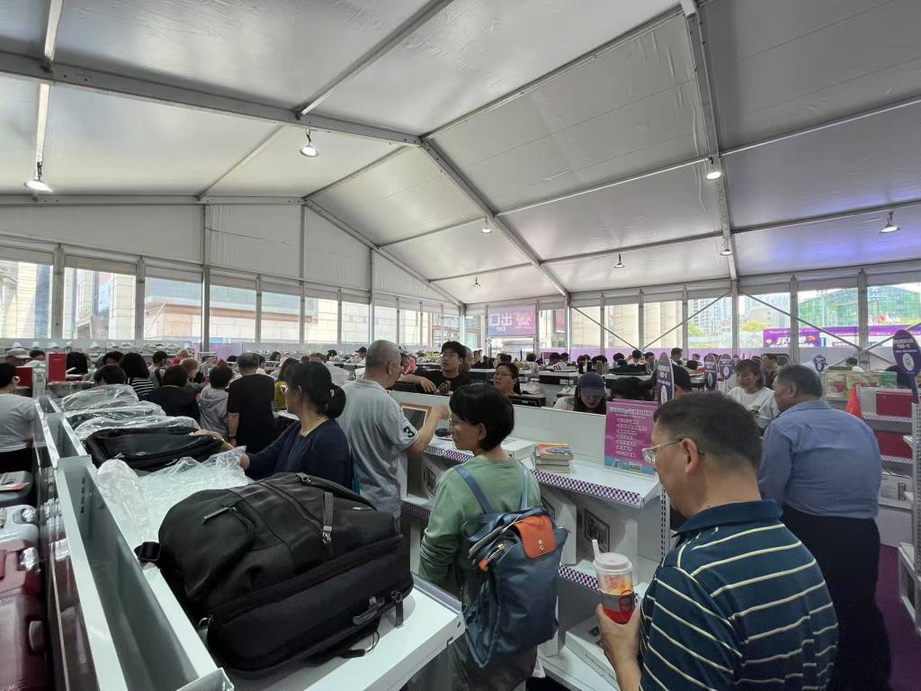5月13日,上海環球港出口商品展銷會從商場B2層,挪至商場正門南廣場,圖為逛展的消費者。