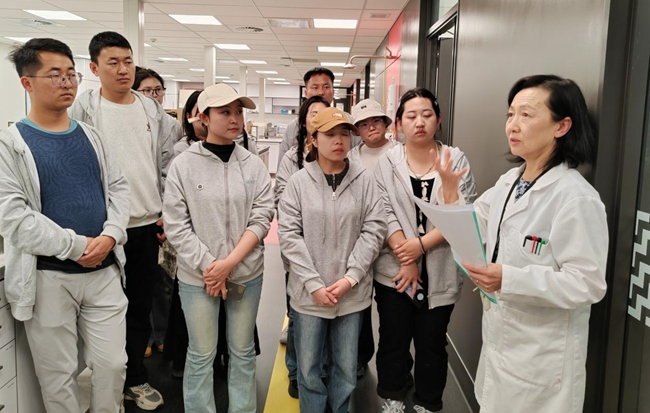 参观基因标记实验室