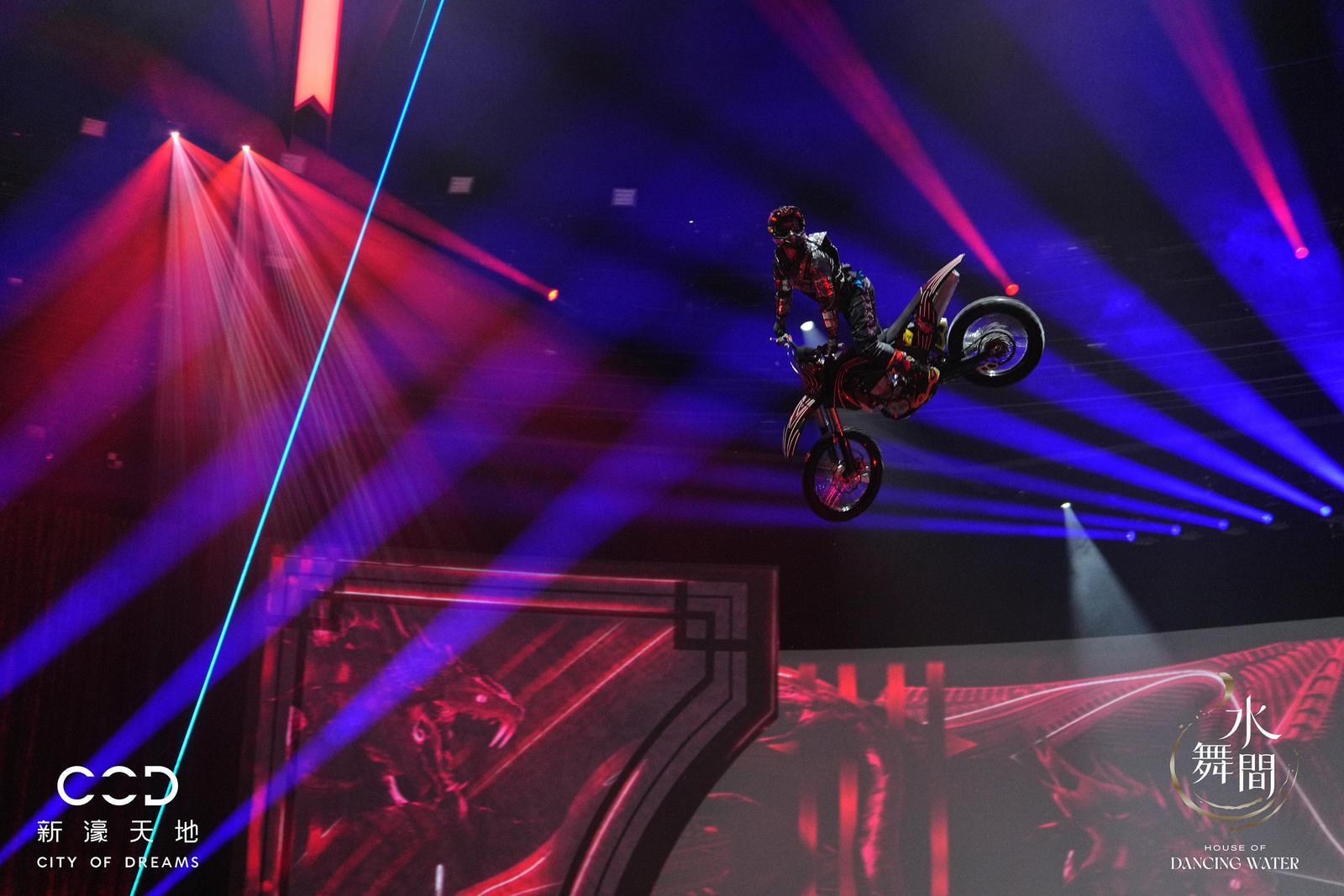 来自30多个国家、近300名演员与幕后团队共同呈现精彩刺激的演出