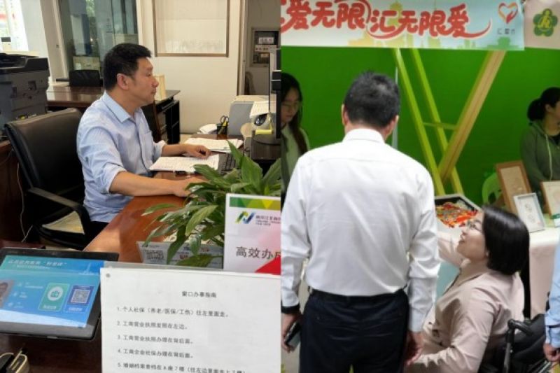 左边为郑佩韵先生,右边为朱军林女士