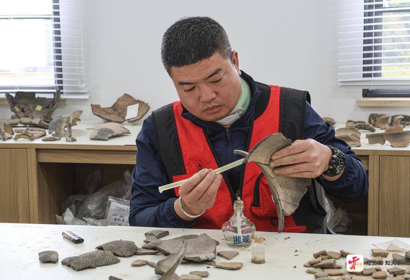 工作人員正在修復出土的陶器。