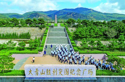 黨員幹部到費縣大青山勝利突圍紀念館參觀學習。臨沂市委宣傳部供圖