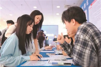 南昌大學學生在青年就業政策解讀暨贛台青年專場招聘會上進行諮詢。劉佔昆攝