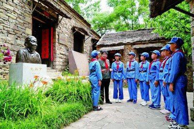 孩子們在山東省臨沂市沂南縣沂蒙紅嫂紀念館聆聽「沂蒙母親」王換於創建戰地托兒所的事蹟。尹君攝/光明圖片