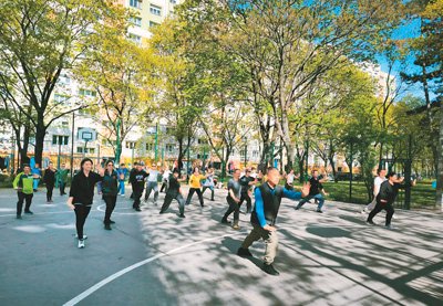 呂廣義(前)在教學中。受訪者供圖