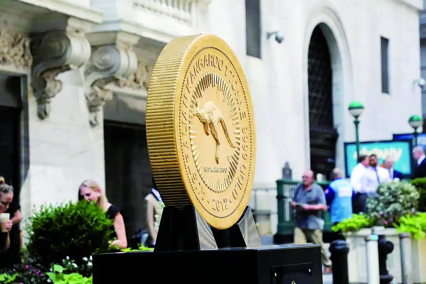 美国纽约证券交易所前的超大金币。