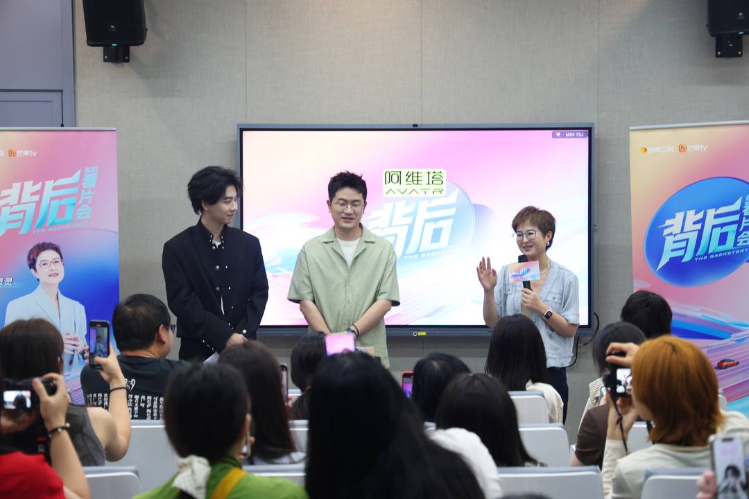 《背後》製作人趙文海(中)、節目對談人張泉靈(右)