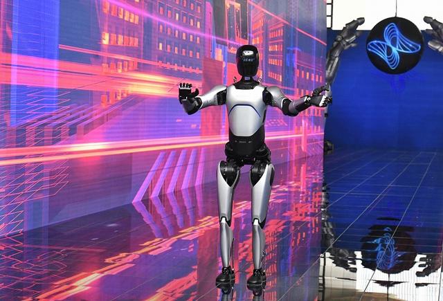 图说：人形机器人首次走T台