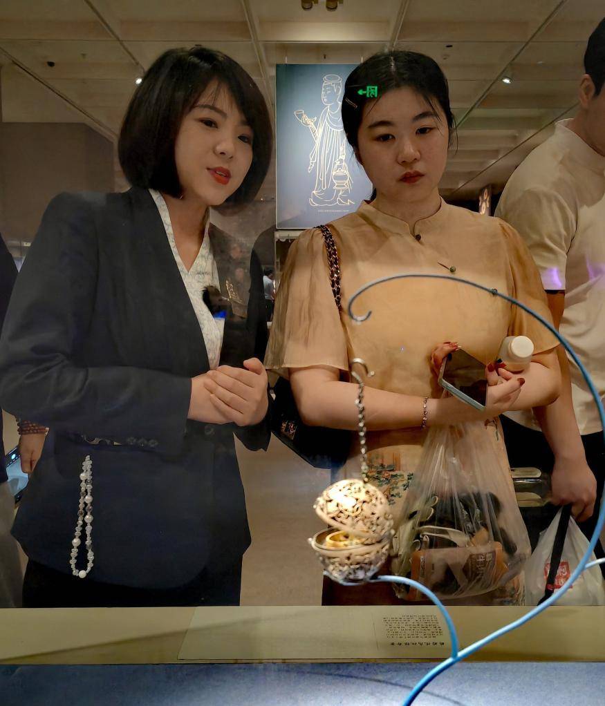 張敏正在向遊客講解唐葡萄花鳥紋銀香囊。新華社記者 孫正好 攝