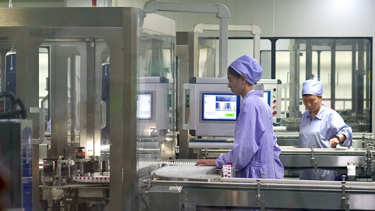 辽宁方大集团东北制药102分厂智能化生产线启用后，产能大幅度提升。人民网记者 周颂雪摄