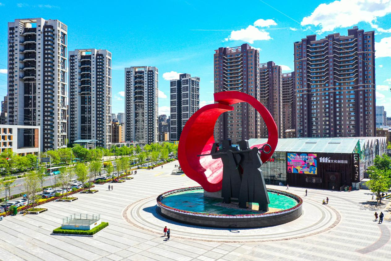 重型文化广场上的“持钎人”巨型雕塑。铁西区委宣传部供图