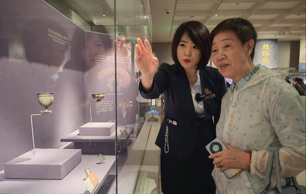 張敏正在向遊客講解文物。新華社記者 孫正好 攝