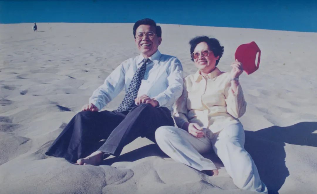 1998年9月,盧瑞華同誌與夫人魏瑩在一起。