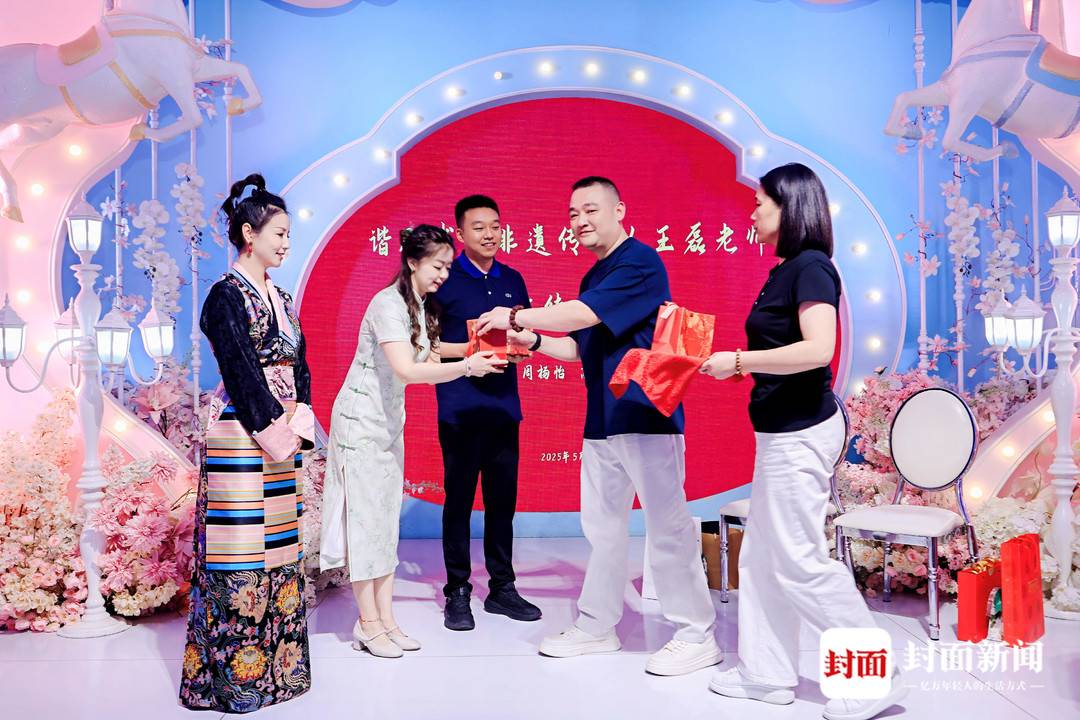 王磊贈送弟子諧劇作品集