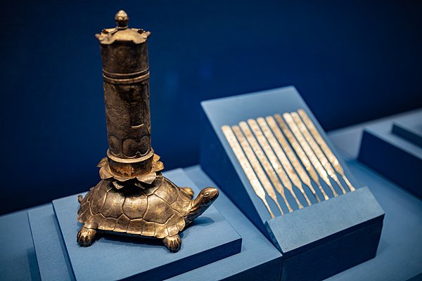[唐] 銀鎏金龜負論語玉燭酒籌筒與酒籌（鎮江博物館）