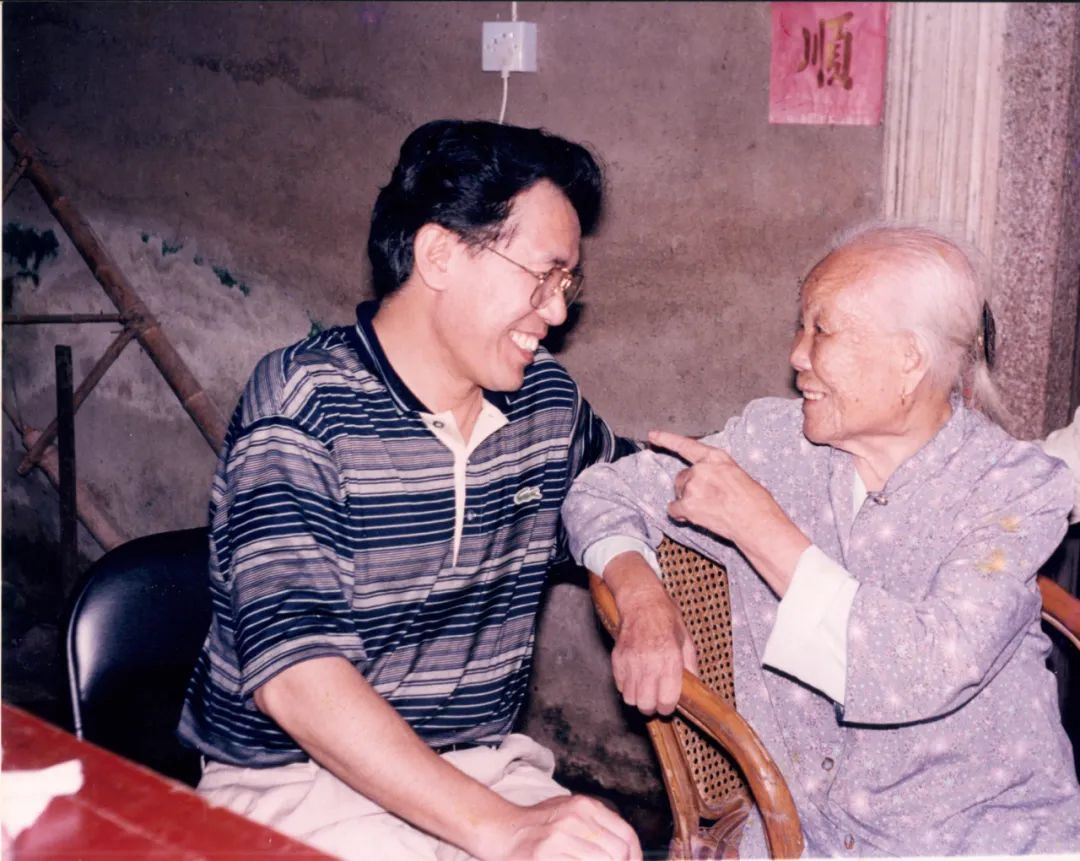 1996年,盧瑞華同誌與母親相聚聊天。